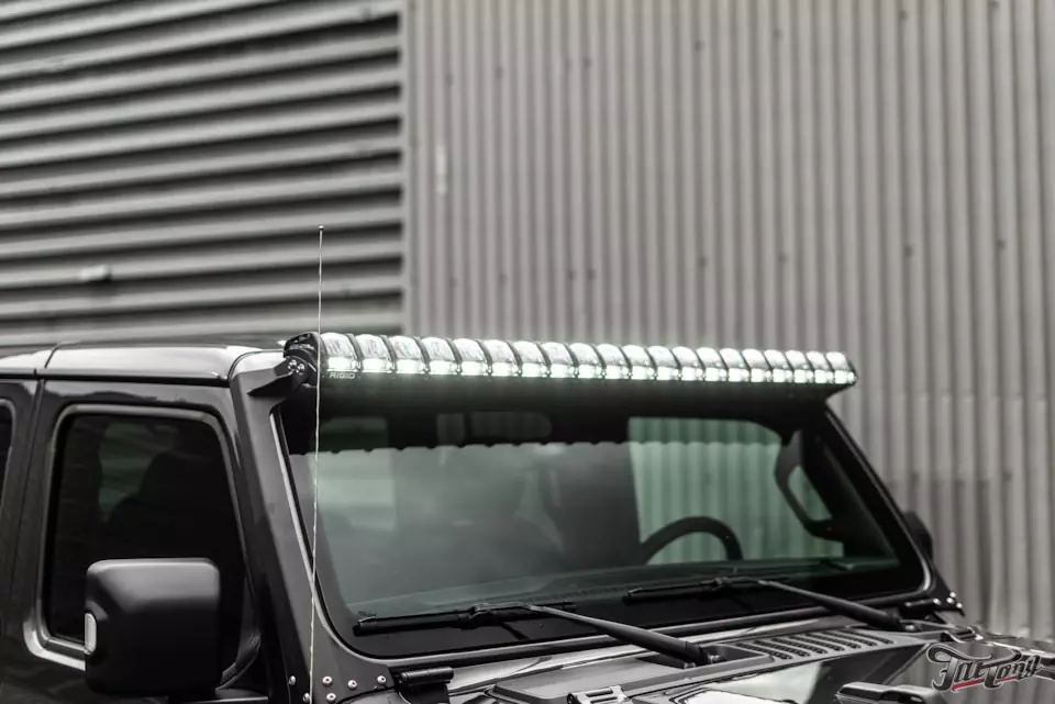 Jeep Wrangler JL. Бампер Mopar с окрасом. Постройка музыкальной системы. Установка топовой светодиодной балки RIGID. Изготовление кованых дисков. Ангельские глазки с динамическим розжигом.